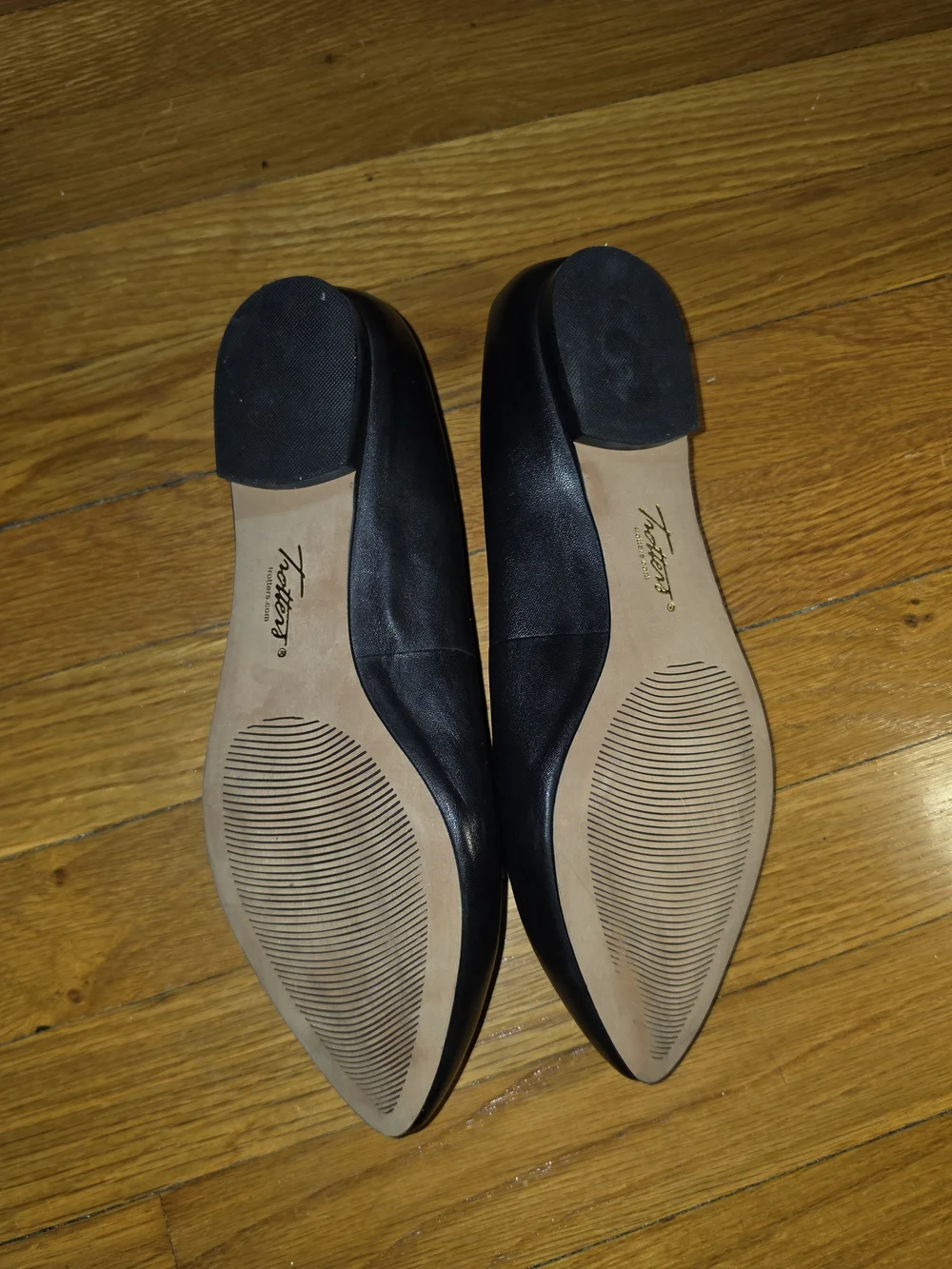 Trotters Estee Black Leather Flats 8WW